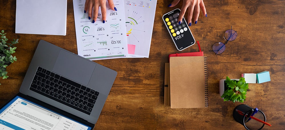 Budgetplanung mit Taschenrechner und WordPress-Vertrag